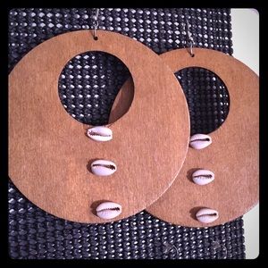 Wood and cowrie shells